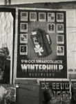 97785 Afbeelding van het affiche met de tekst 'Winterhulp/ Nederland/ 17-18 oct. straatcollecte', aangeplakt op een ...